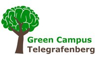 Logo der Green Campus Initiative des GFZ: Ein gezeichneter Baum im Profilschnitt, mit braunem Stamm und grüner Krone, daneben in gleichen Farben der Schriftzug "Green Campus".