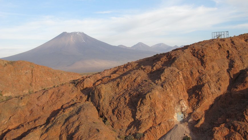 wüstenähnliche Landschaft in Chile mit IPOC Station