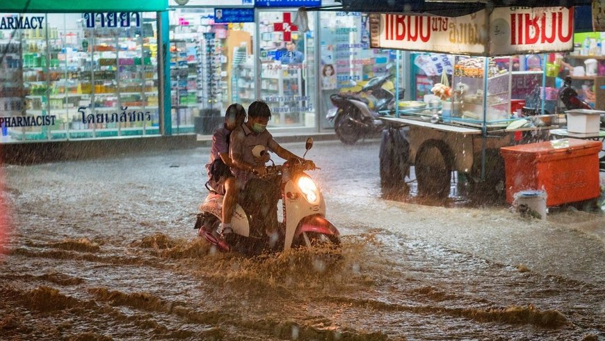 The everyday life of people in the midst of heavy rain and floods (source: pixabay)