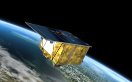Ein kastenförmiger Satellit fliegt über der Erde (Illustration)