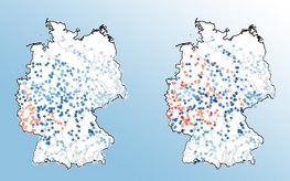 Zwei Deutschlandkarten mit Punkten, die in verschiedenen Blau- und Rot-Schattierungen gefärbt sind. Sie markieren Hochwasserereignisse.
