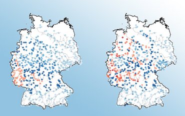 Two maps of Germany with dots coloured in different shades of blue and red. They mark flood events.