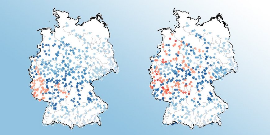 Zwei Deutschlandkarten mit Punkten, die in verschiedenen Blau- und Rot-Schattierungen gefärbt sind. Sie markieren Hochwasserereignisse.