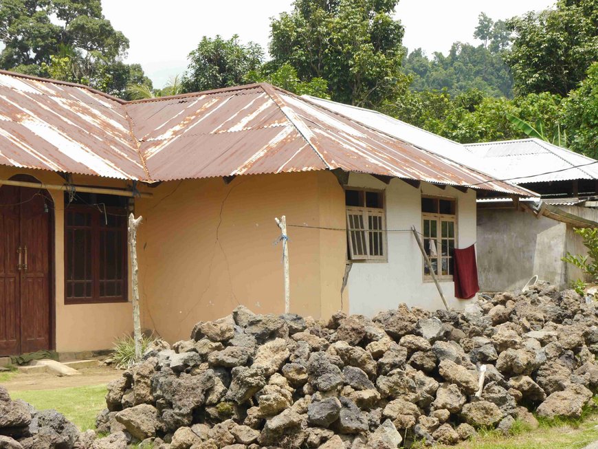 Schäden, die durch die seismische Krise vom November 2015 an privaten Häusern im Dorf Idamdehe verursacht wurden.