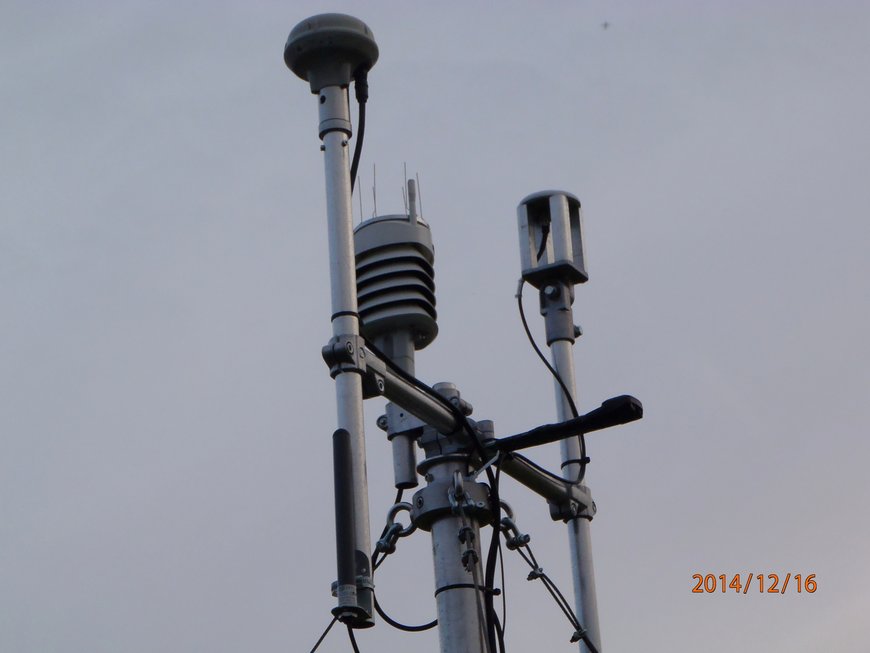 GNSS-Antennen und Wetterstation am Standort MARQ.