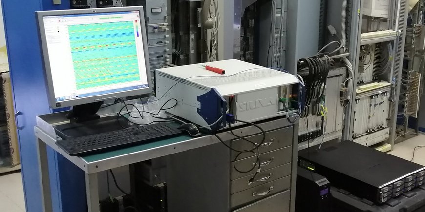 Ein Labortisch mit Computer und Technik.