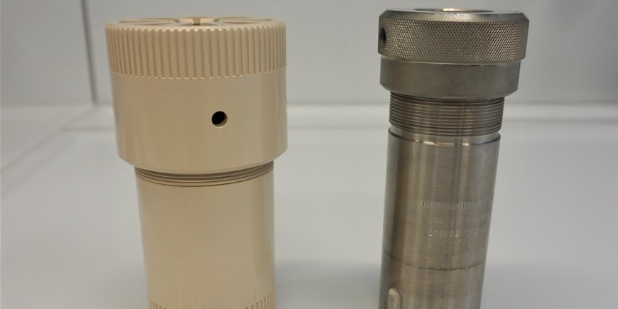 Hydrothermal cells heated either conductively (right) or by microwave irradiation (left)