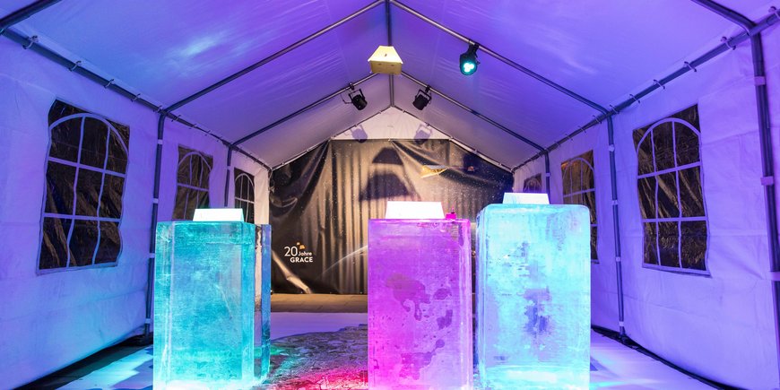 Visual highlight of the evening: the ice block installation. 3 colourfully illuminated, waist-high blocks of ice placed on the city map of Berlin on a scale of 1:10,000.