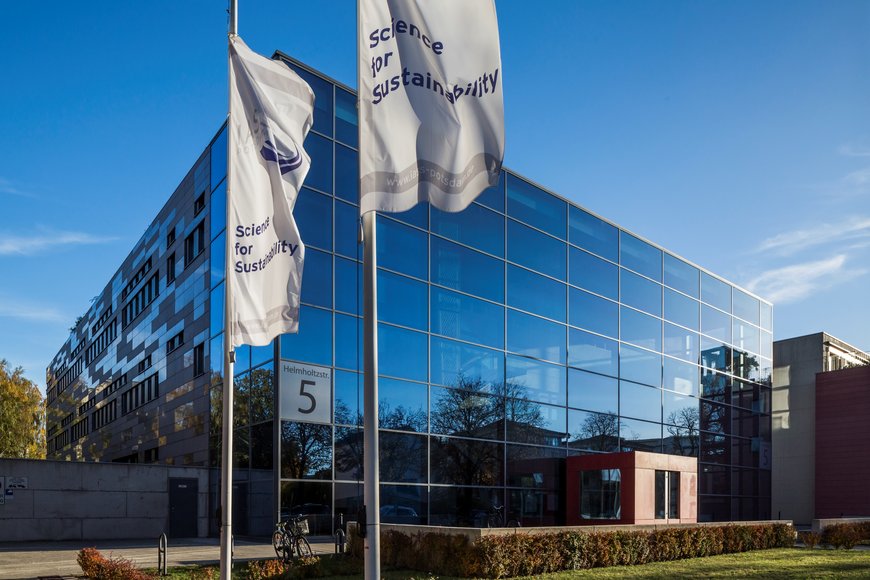 verglastes Gebäude des RIFS in Potsdam, wehende RIFS Fahne im Vordergrund