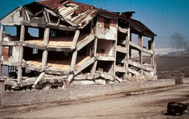 Beschädigtes Haus nach dem Beben