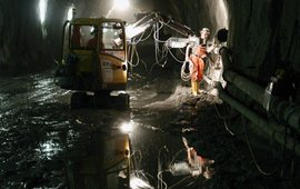 Männer arbeitend im Tunnelsystem