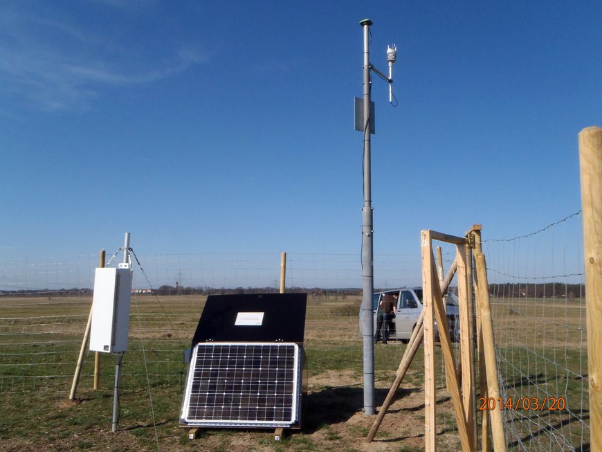 GNSS-Antenne und Wetterstation auf dem Mast der Station trfs. Die Box mit dem Solarpanel enthält alle Bestandteile zur Stromversorgung, Datenerhebung und -weiterleitung. Hydrologische Sensorik (im Vordergrund links) ist zur Stromversorgung und Datenkommunikation angeschlossen.
