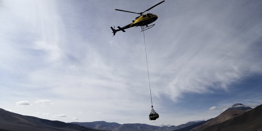 Helikopter-Transport der Bohrausrüstung an die Laguna Peinado