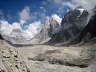 Unteres Ende des schuttbedeckten Jaundhar Gletschers, Himalaja, Indien.