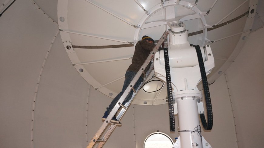 Wartungsarbeiten an einer der NYA Antennen