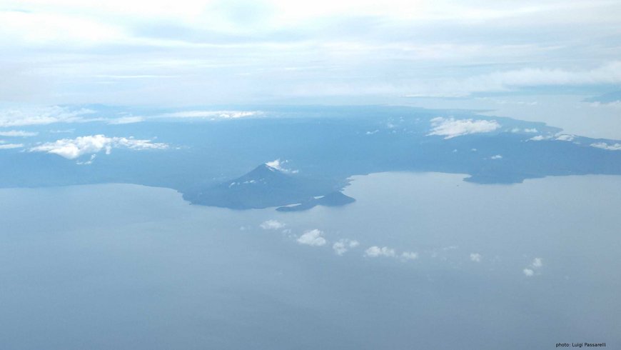 Blick auf Jailolo Vulkan und die Jailolo Bucht aus dem Flugzeug.