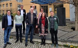 Gruppenfoto Outdoor mit Wissenschaftler:innen der GeoEnergie Allianz