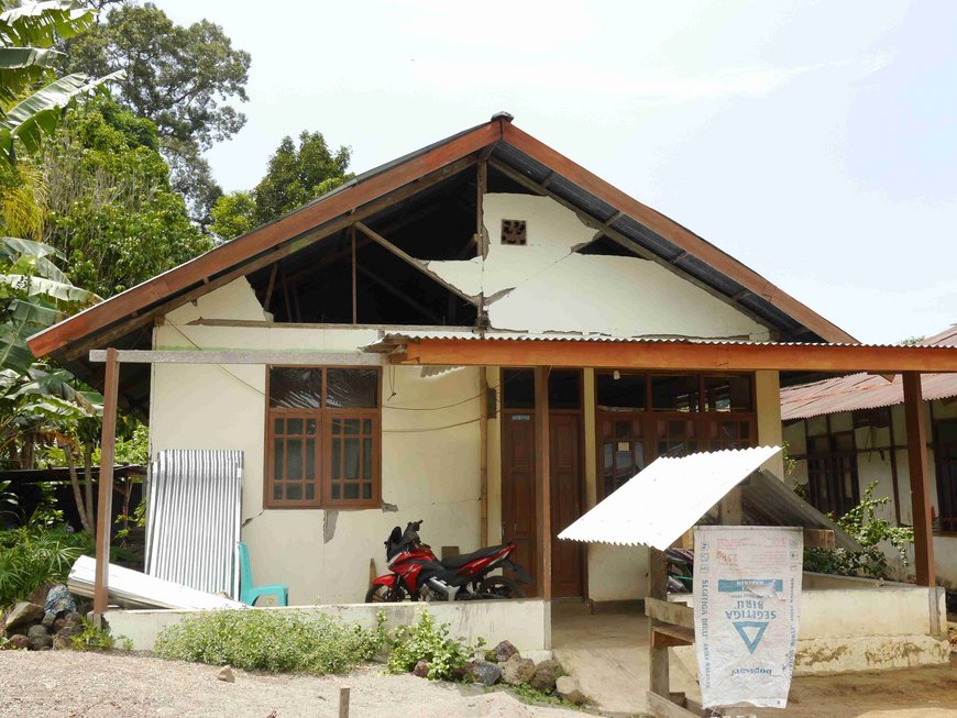 Stark beschädigtes Privathaus, das durch die Erdbeben November 2015 verursacht wurde.