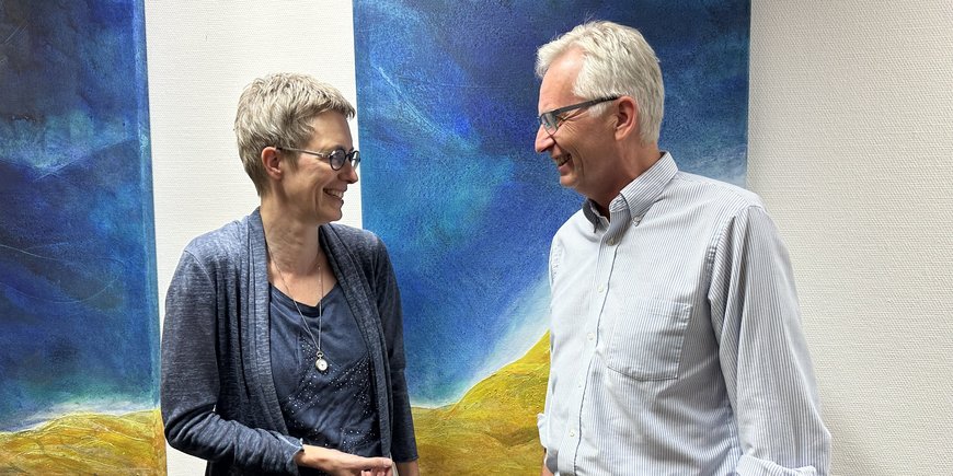 Susanne Buiter (left) and Friedhelm von Blanckenburg (right) in conversation, both laughing