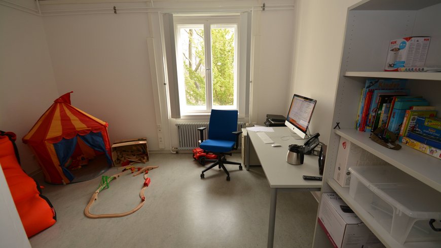 Abbildung: Eltern-Kind-Büro mit Spielecke