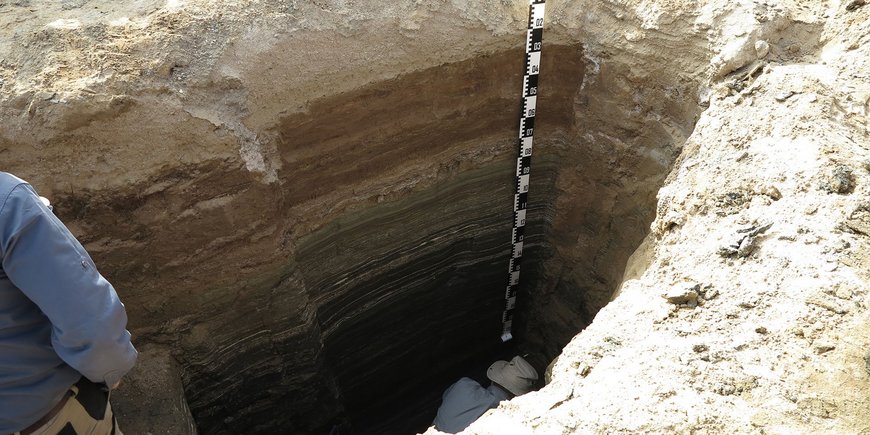 View into a 2.50 m deep sediment profile. The finely laminated early Holocene lake sediments are clearly visible.