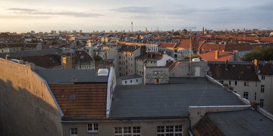 Blick über die Dächer von Berlin. Funkturm im Hintergrund
