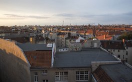 Blick über die Dächer von Berlin. Funkturm im Hintergrund