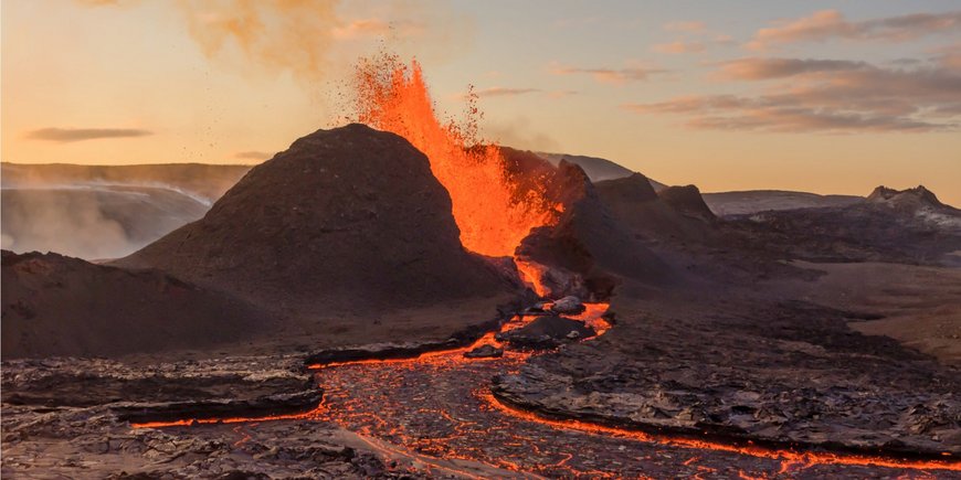 Vulkan der Lava spuckt