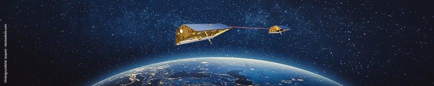 Satelliten fliegen um Erdkugel