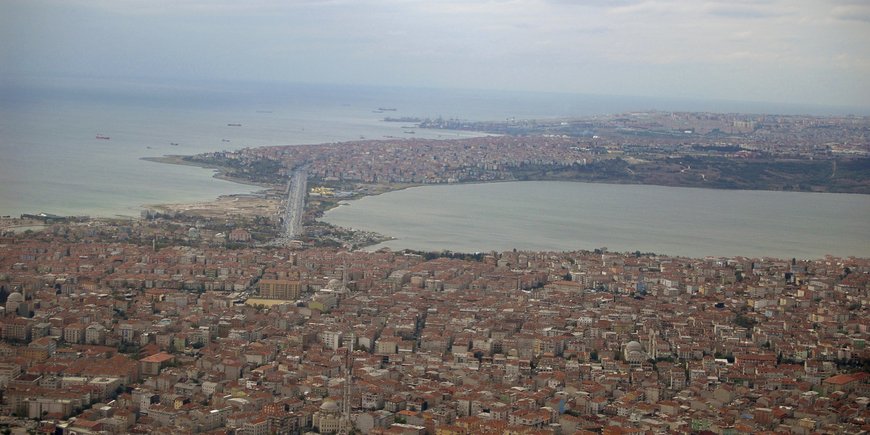 Aus der Luft ein Blick auf die Millionen-Stadt Istanbul und das umgebende Meer.