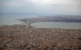 Aus der Luft ein Blick auf die Millionen-Stadt Istanbul und das umgebende Meer.
