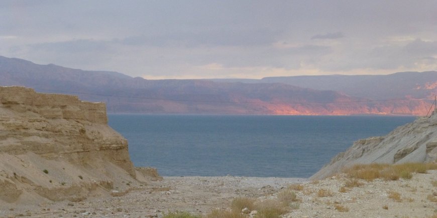 Wadi Zeelim kurz vor der Einmündung in das Tote Meer, Blick nach Osten in Richtung Jordanisches Plateau