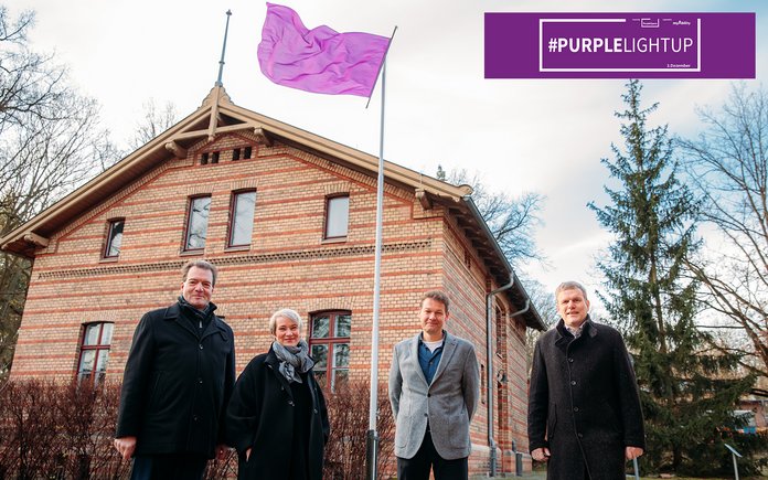 Hissen der violetten Flagge auf dem Telegrafenberg anlässlich des Internationalen Tags für Menschen mit Behinderung