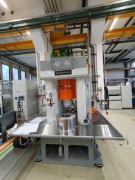 Static 1000t laboratory press of Max Voggenreiter GmbH