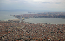 Blick aus der Luft über das westliche Istanbul und das Marmara-Meer