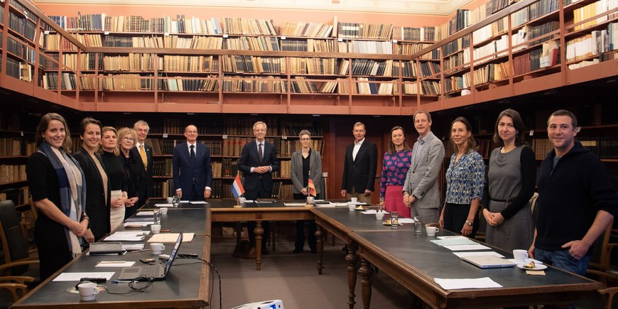 The Delegations in the Historic Library on the Telegrafenberg. In the back there are from left to right, the Dutch Ambassador for Germany, Ronald van Roeden, the Dutch Minister for Education, Culture and Science, Robbert Dijkgraaf and  the scientific director of the GFZ, Susanne Buiter.