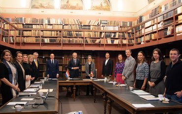 The Delegations in the Historic Library on the Telegrafenberg. In the back there are from left to right, the Dutch Ambassador for Germany, Ronald van Roeden, the Dutch Minister for Education, Culture and Science, Robbert Dijkgraaf and  the scientific director of the GFZ, Susanne Buiter.