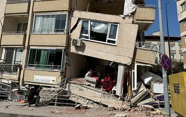 Left: A multi-storey house that has partially collapsed. Right: The same house still intact in November 2022.