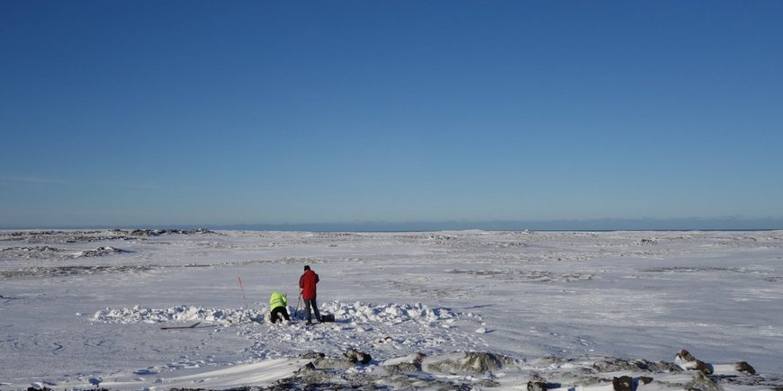 In karger verschneiter Landschaft suchen Menschen im Schnee nach alten Geräten.