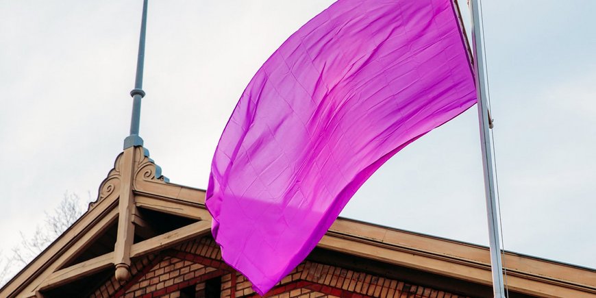 Lila Flagge wehend über einem Dachgiebel