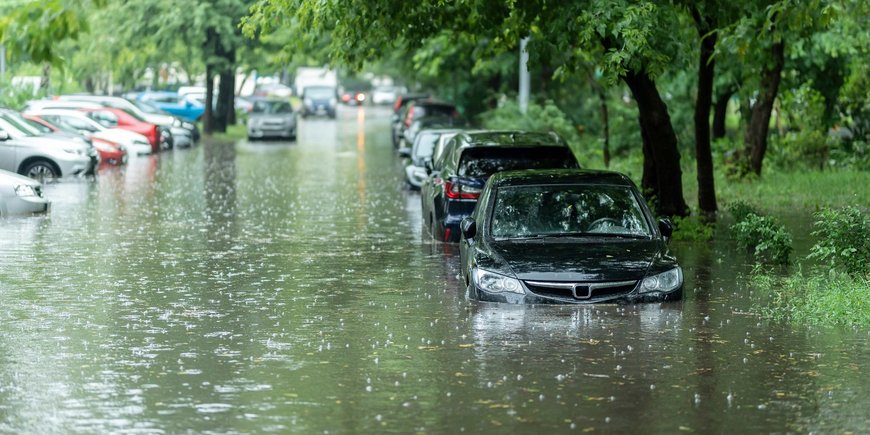 Parkende Autos im meterhohen Hochwasser.