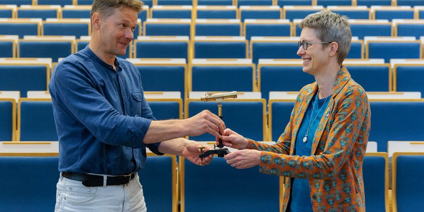 Niels Hovius presents Susanne Buiter the visiscopie, an optical instrument.