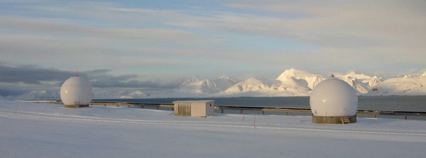 Die Satelliten-Empfangsstation Ny-Alesund (NYA) mit zwei Antennen und einer Hütte für die Empfangstechnikc