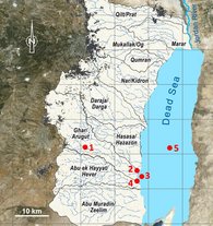 Untersuchungsstandorte im PALEX Projekt: 1 Wadi Ghar/Arugot Oberlauf, 2 Ghar/Arugot Unterlauf, 3 Plume Monitoring/Beprobung, 4 Paläoarchiv Kern DSEn, 5 Sediment Archiv DSDDP Kern 5017-1 (Hintergrund Satellitenbild von google maps)